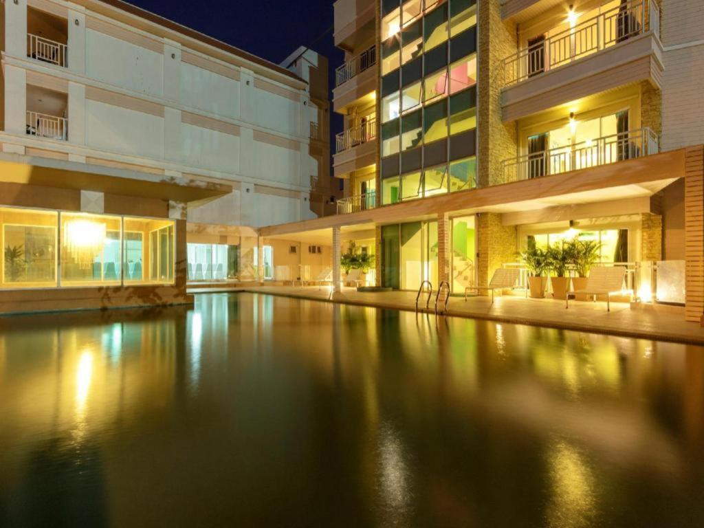 Nana Chat Bangsaen Hotel Сирача Экстерьер фото