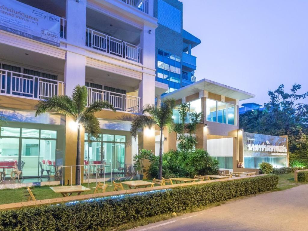 Nana Chat Bangsaen Hotel Сирача Экстерьер фото