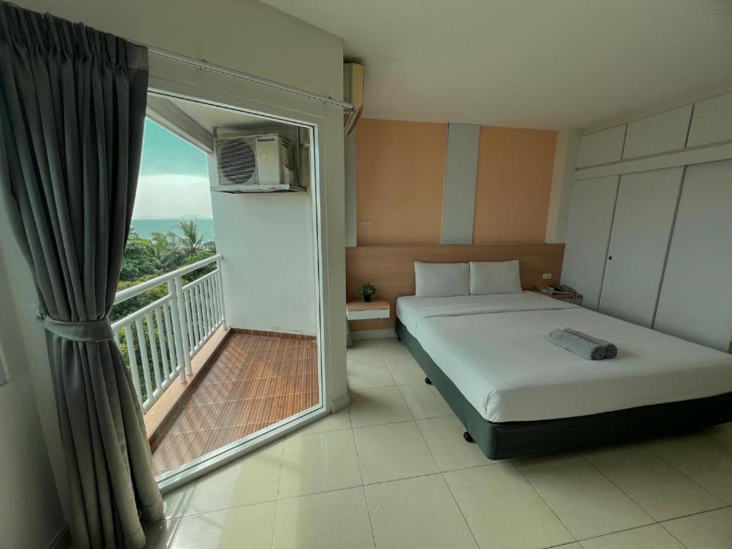 Nana Chat Bangsaen Hotel Сирача Экстерьер фото
