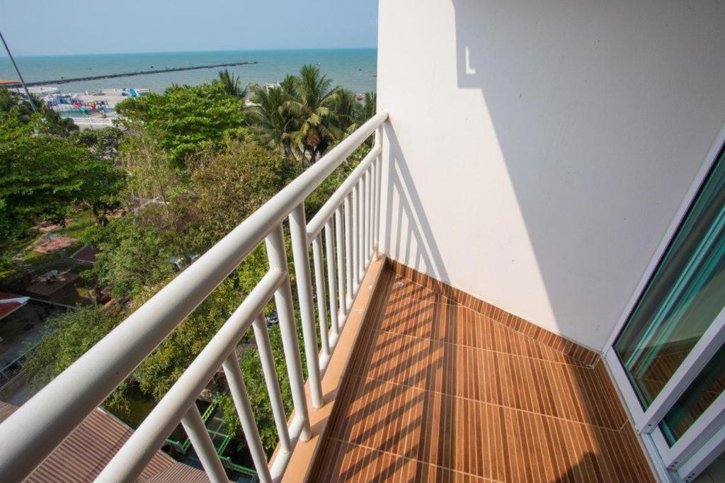 Nana Chat Bangsaen Hotel Сирача Экстерьер фото